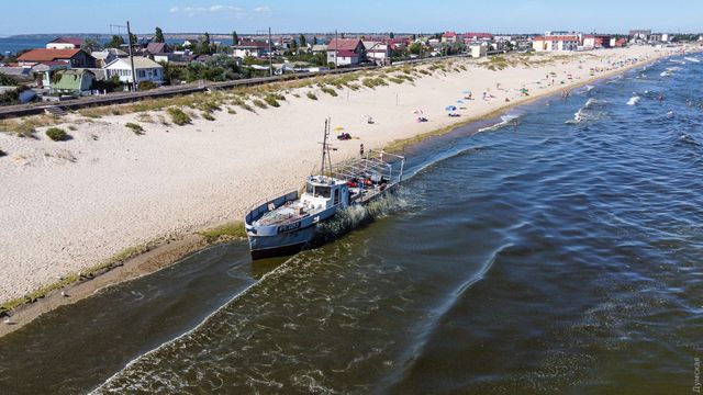 У Затоці на пляж викинуло корабель: фото та відео - фото 422022