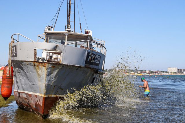 У Затоці на пляж викинуло корабель: фото та відео - фото 422023