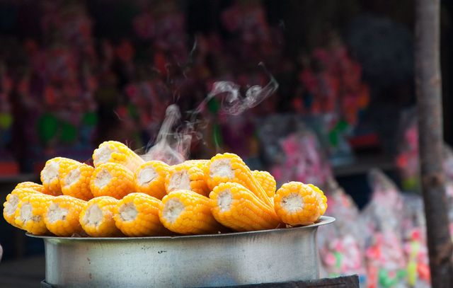 Як запекти кукурудзу в духовці, на грилі чи в мікрохвильовці: 5 рецептів - фото 422037