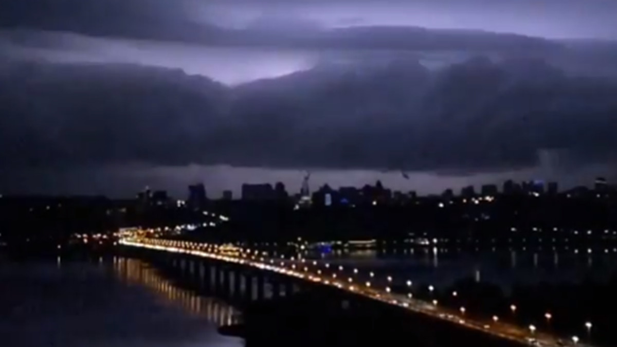 Грозове небо Києва вразило жителів столиці: видовищні кадри - фото 1