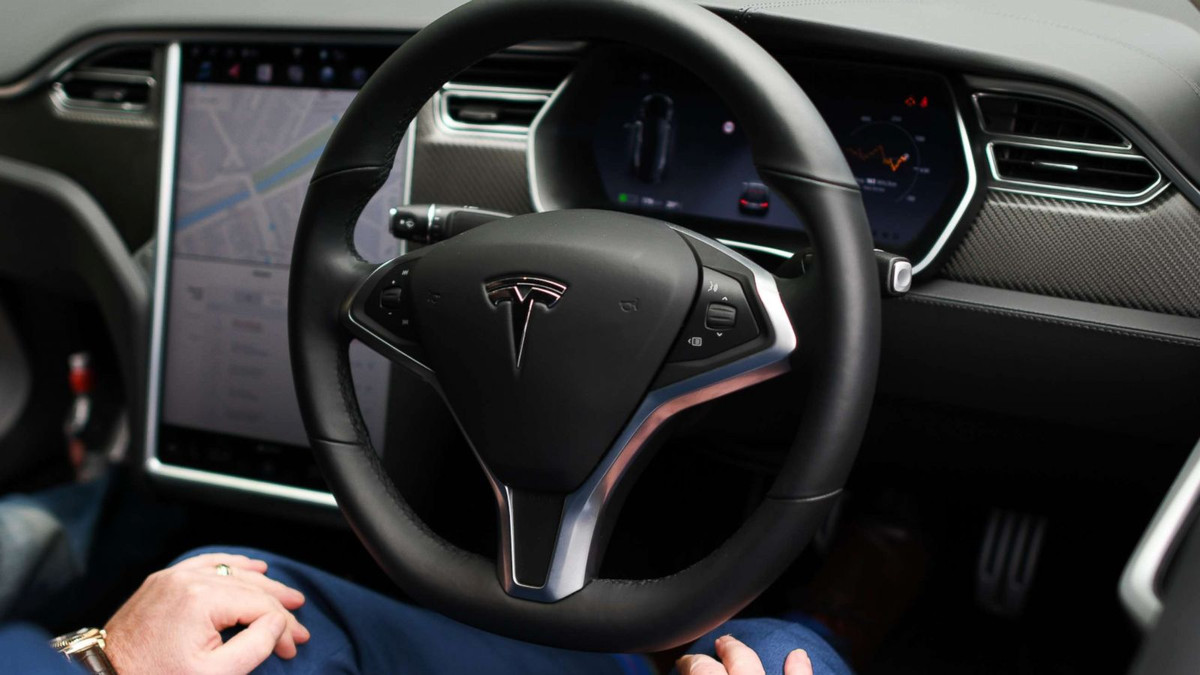Власники Tesla скаржаться на глюки фірмових додатків - фото 1