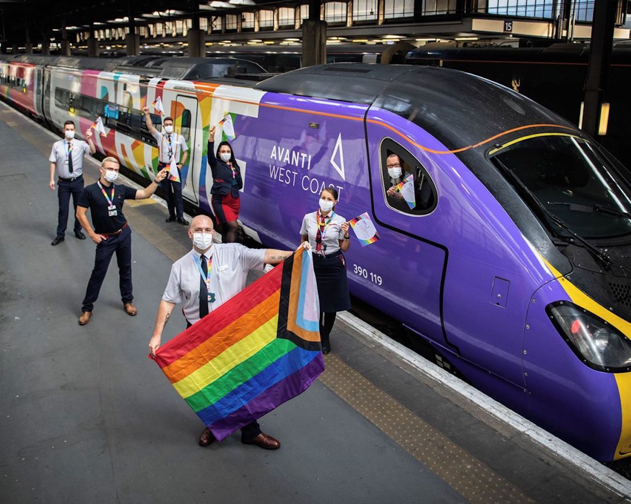 Поїзд курсує між Юстоном і Манчестером - фото 1