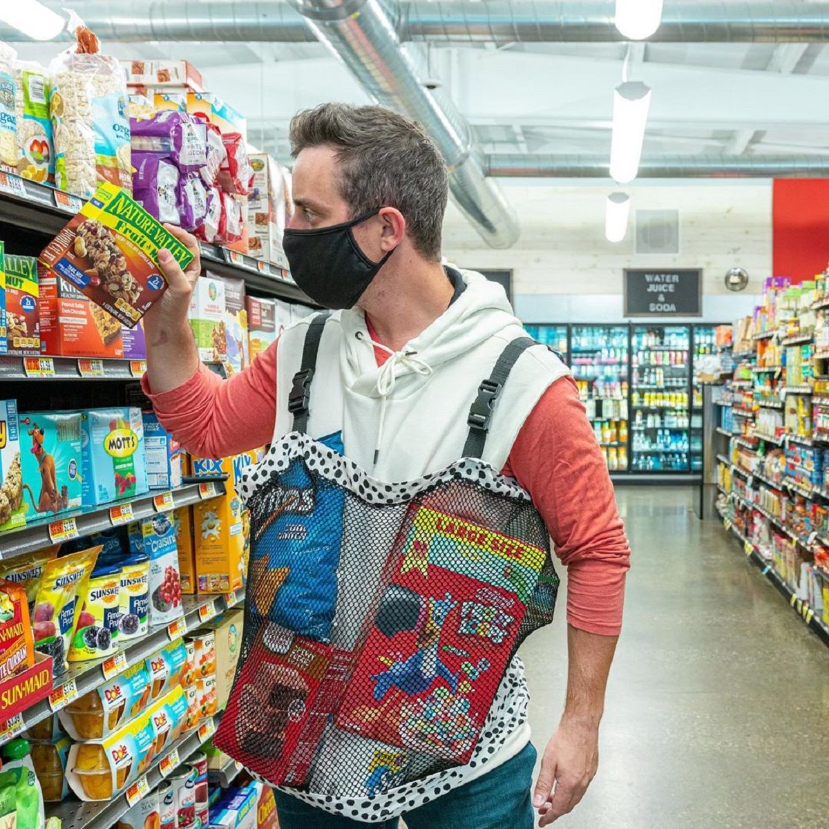 Дизайнер створив спецодяг для походу за продуктами: відео