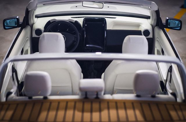 Дизайнери перетворили розбитий кросовер Dacia Duster на стильний кабріолет - фото 422401