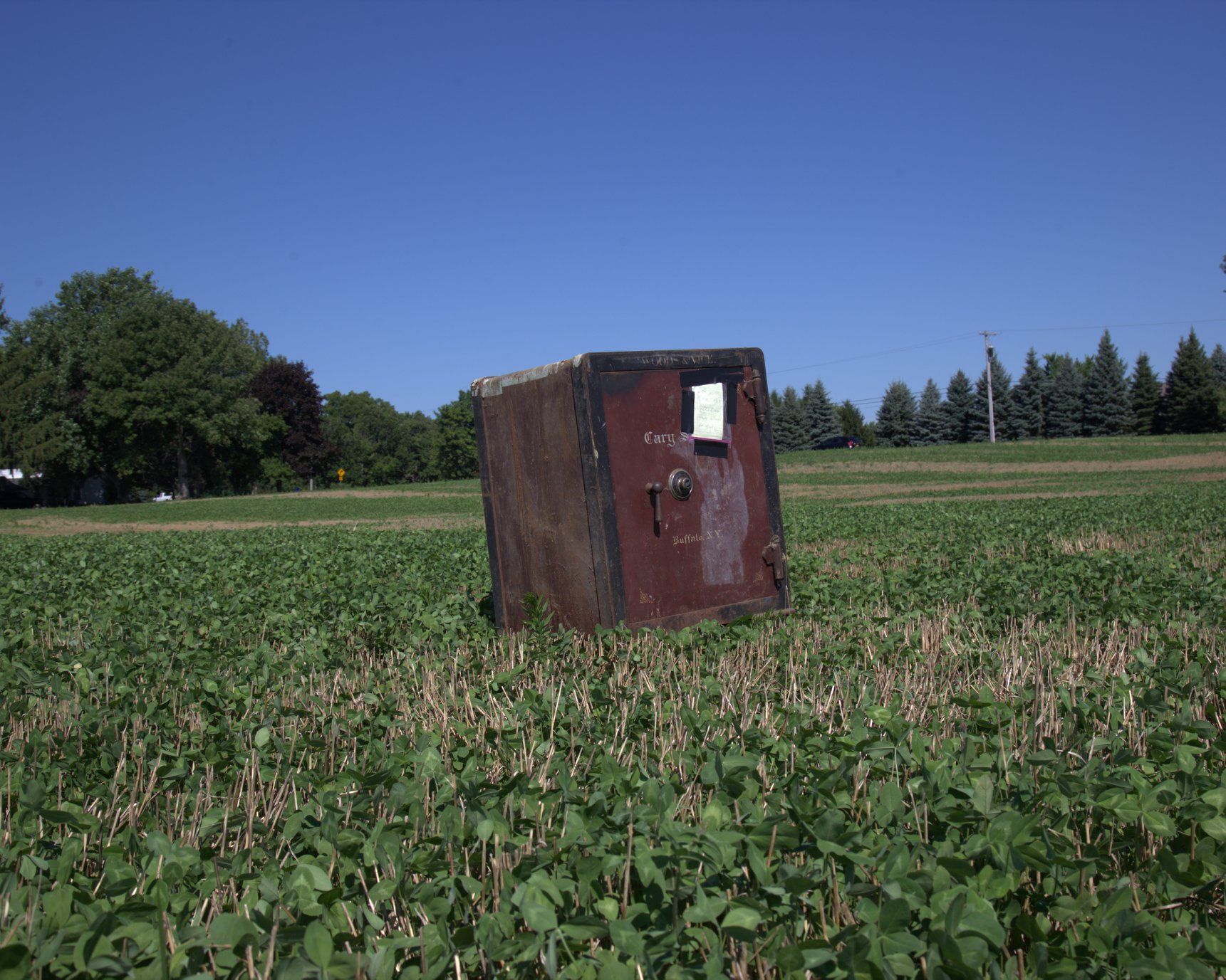 Зможеш відкрити – отримаєш скарб: американець знайшов на своїй фермі сейф з запискою