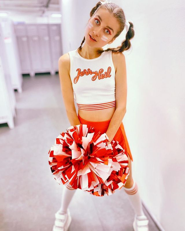 Jerry Heil знялася в образі зухвалої уболівальниці: сміливі фото - фото 422533