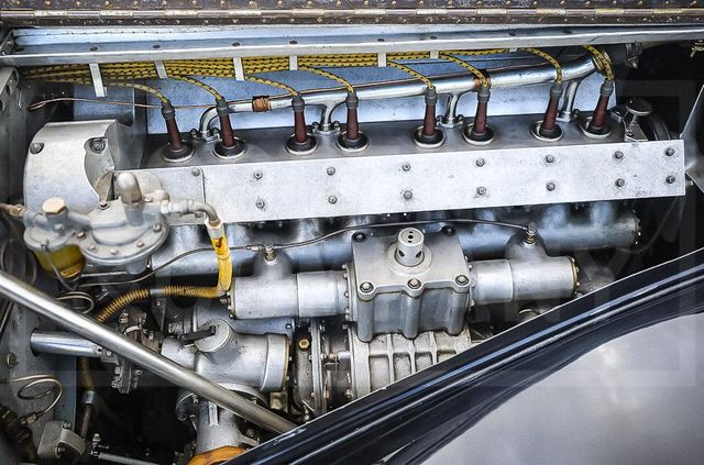 З молотка пустять 83-річний Bugatti з 220-сильним двигуном: його ціна космічна - фото 422625