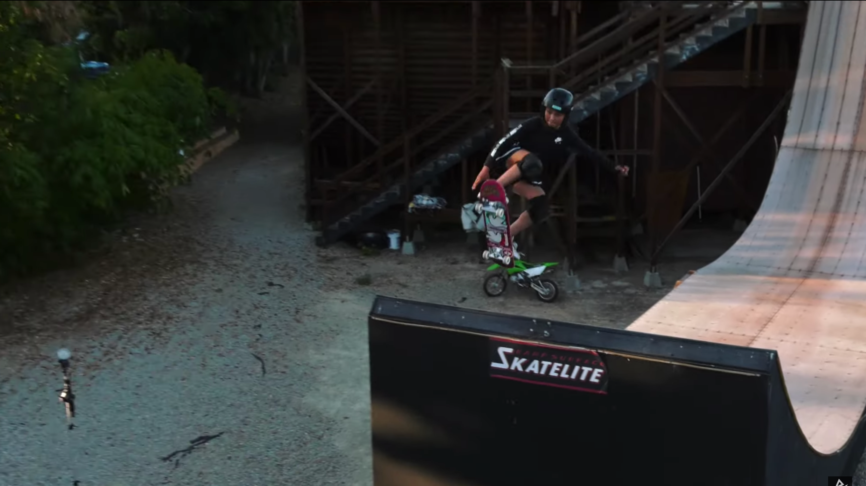 Перехоплює подих: Тоні Хавк допоміг 12-річній дівчинці виконати крутий трюк