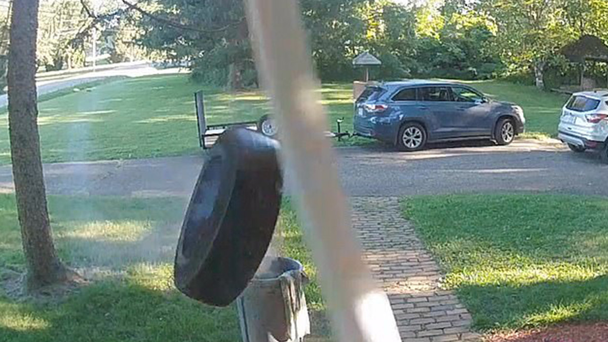 Колесо на швидкості відірвалося від пікапа і подзвонило у двері: епічне відео - фото 1