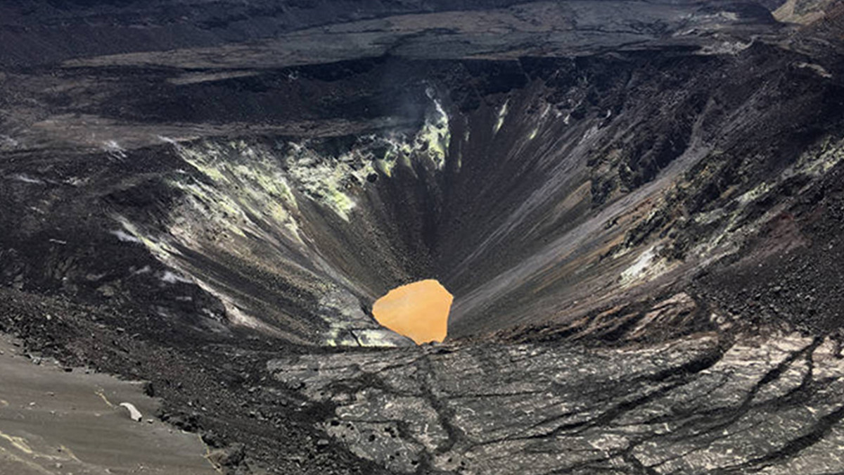 Озеро у кратері вулкана Кілауеа - фото 1