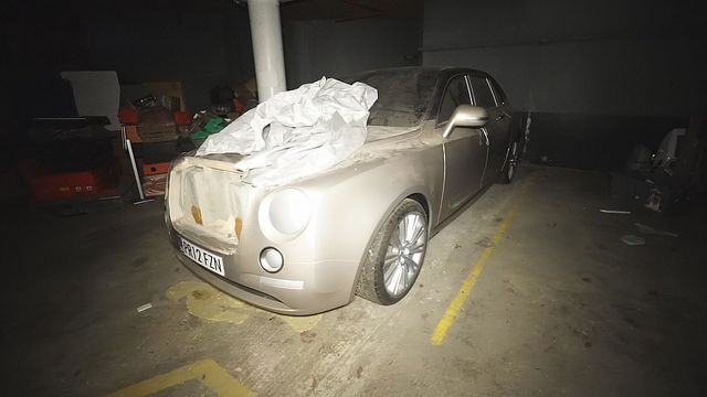 На покинутому заводі знайшли ангар з унікальними та розкішними авто: фотофакт - фото 422978