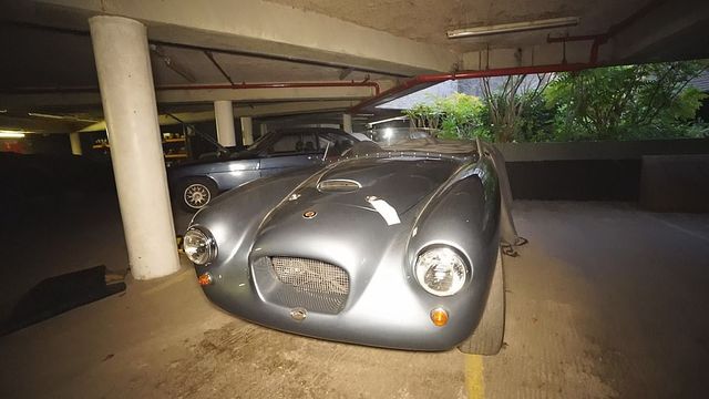 На покинутому заводі знайшли ангар з унікальними та розкішними авто: фотофакт - фото 422982