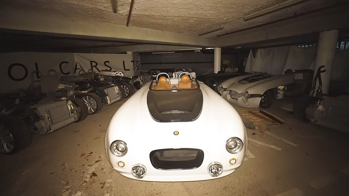 На покинутому заводі знайшли ангар з унікальними та розкішними авто: фотофакт