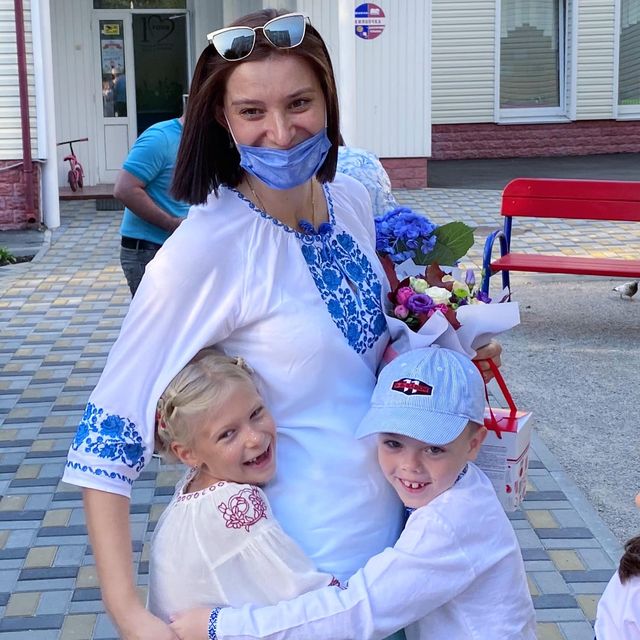 Остапчук веде дочку в перший клас, а Ivan NAVI згадує шкільні роки: зіркова фотодобірка - фото 423123