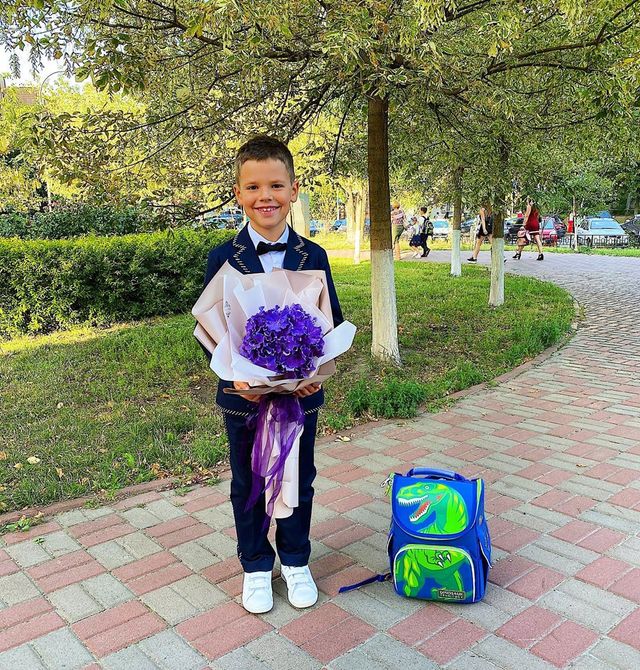 Остапчук веде дочку в перший клас, а Ivan NAVI згадує шкільні роки: зіркова фотодобірка - фото 423147