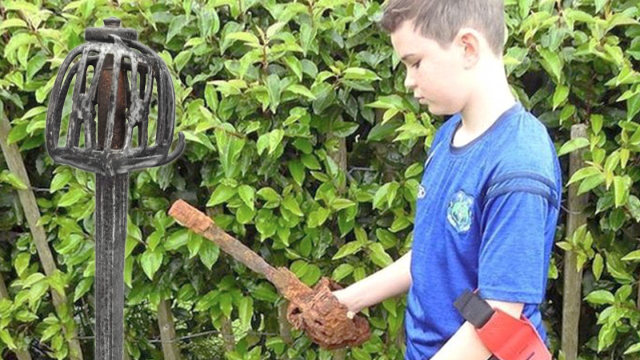 Десятирічний хлопчик знайшов меч XVII століття: фотофакт