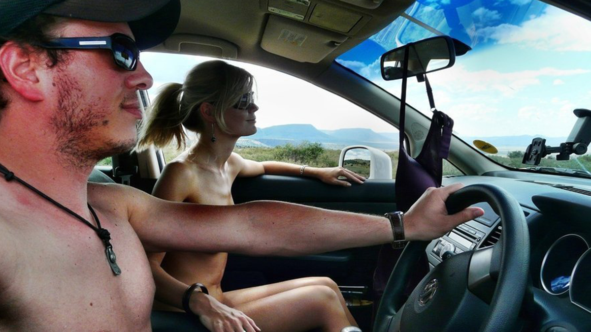 В Англії шукають водія-нудиста: що вимагається від кандидата - фото 1