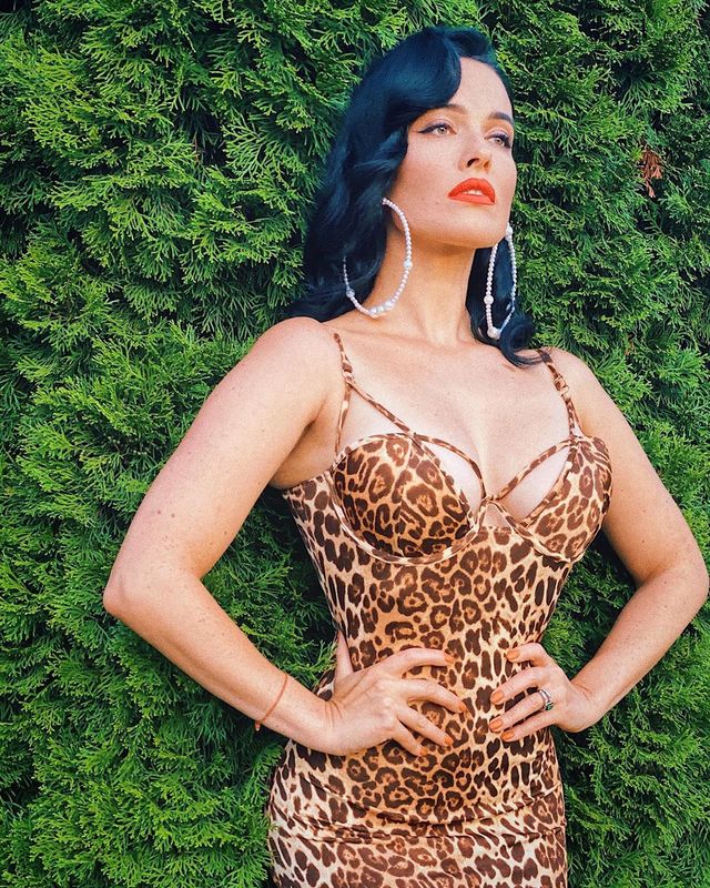 Даша Астаф'єва засвітила пишний бюст у відвертому образі - фото 423326