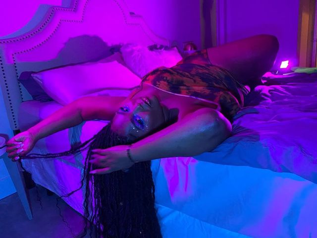 Пишнотіла співачка Lizzo знялася в еротичній фотосесії - фото 423368