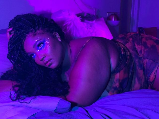 Пишнотіла співачка Lizzo знялася в еротичній фотосесії - фото 423369