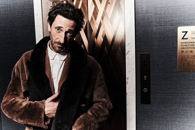 Едрієн Броуді знову сів за піаніно для зйомок в Esquire: стильні фото - фото 423398