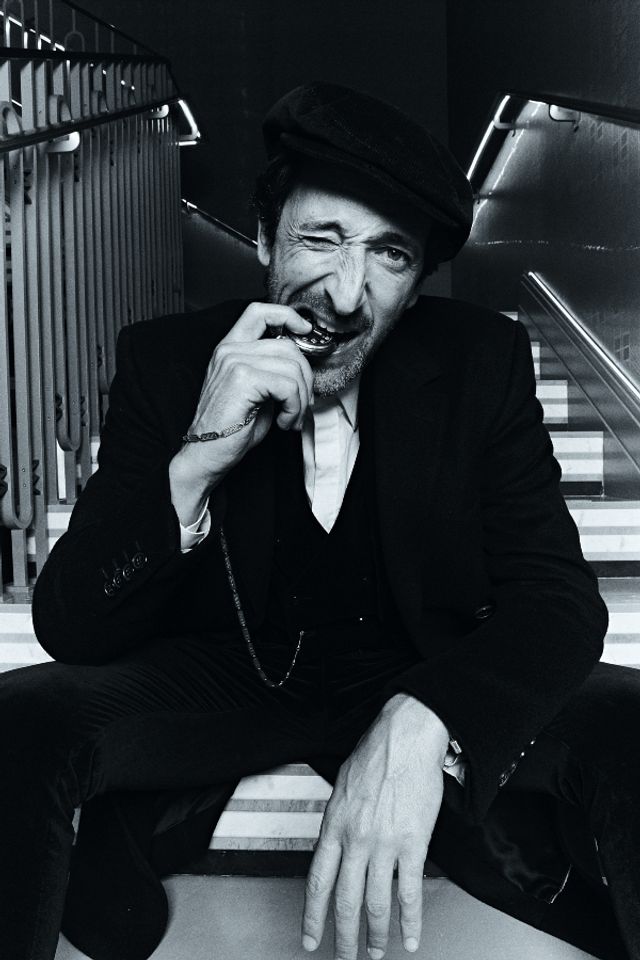 Едрієн Броуді знову сів за піаніно для зйомок в Esquire: стильні фото - фото 423399