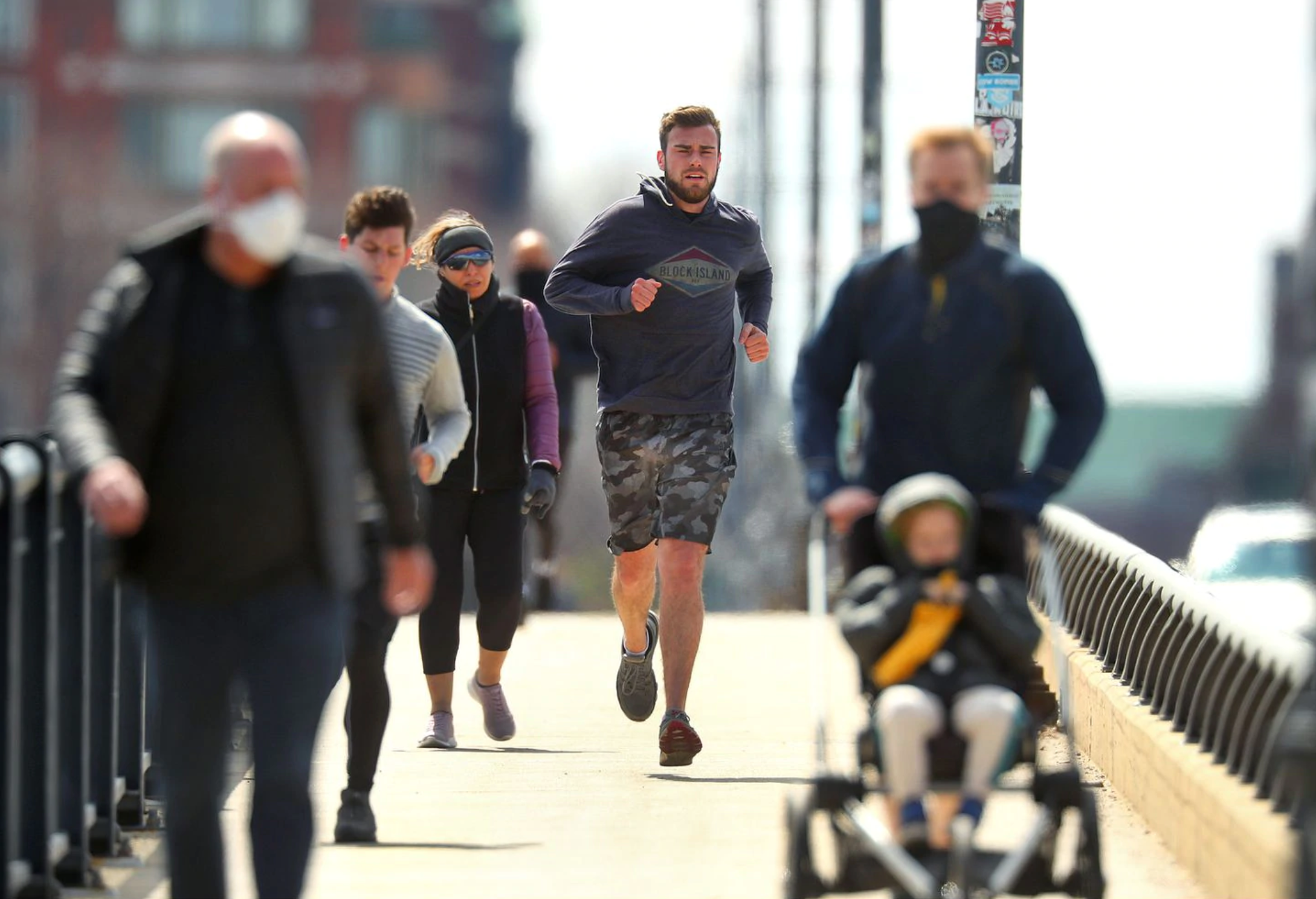 Дослідження показало, хто найчастіше відмовляється від захисних масок - фото 1