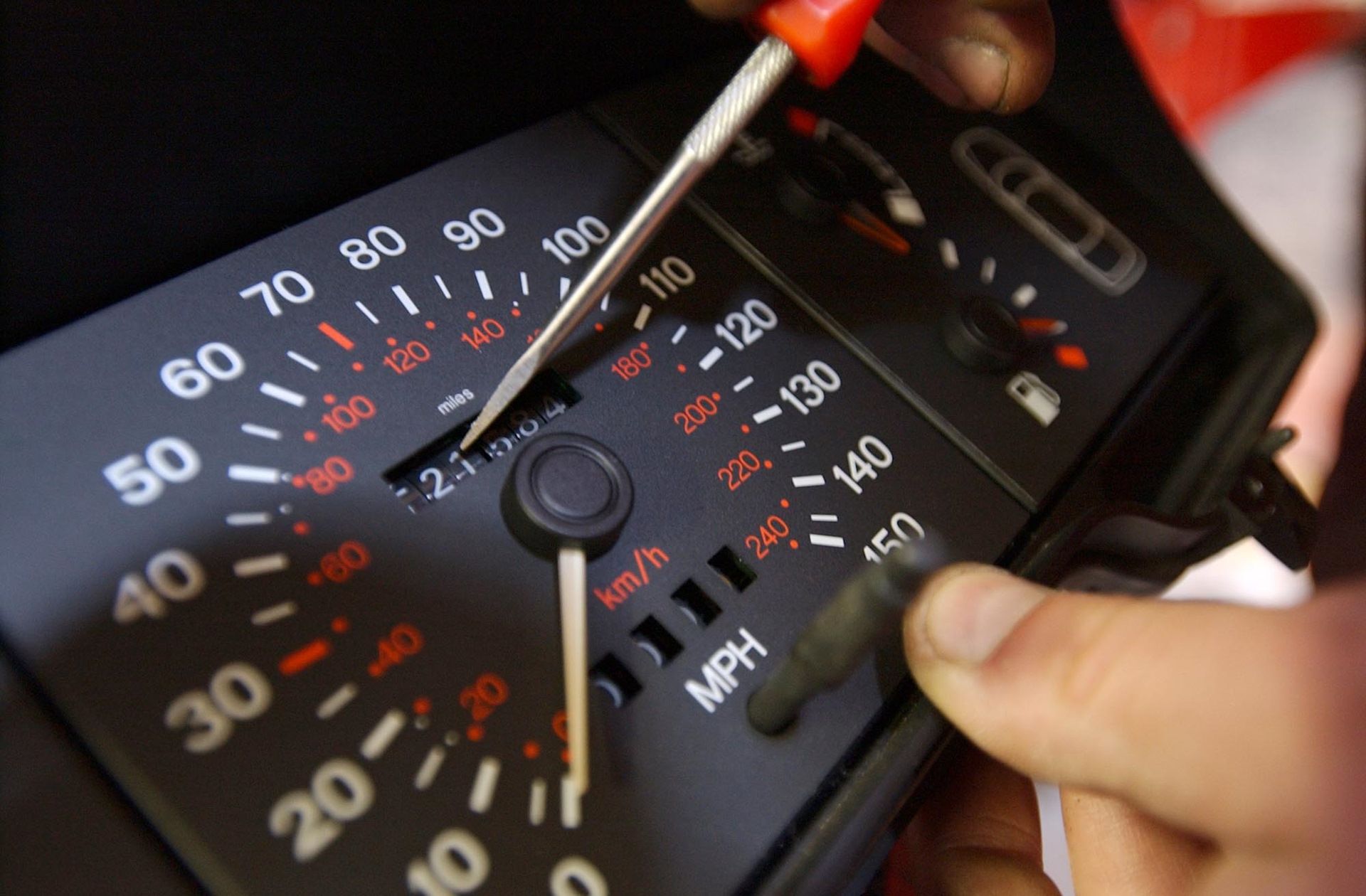 Скручування пробігу: в Україні хочуть ввести штрафи за автомобільне шахрайство