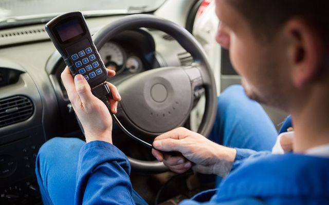 Скручування пробігу: в Україні хочуть ввести штрафи за автомобільне шахрайство - фото 423733