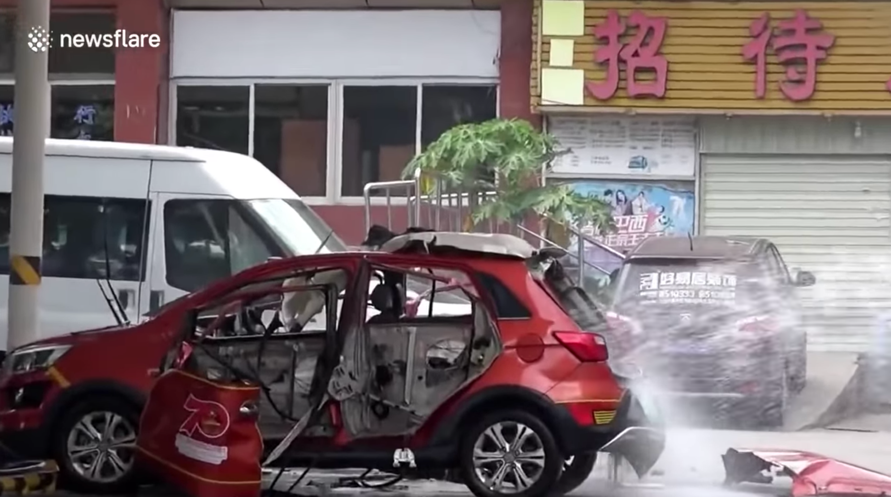 У Китаї електромобіль вибухнув під час зарядки: відео