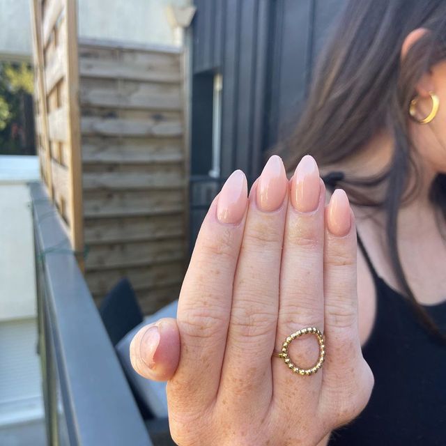 Манікюр на осінь 2025: модні ідеї дизайну на короткі і довгі нігті - фото 423808