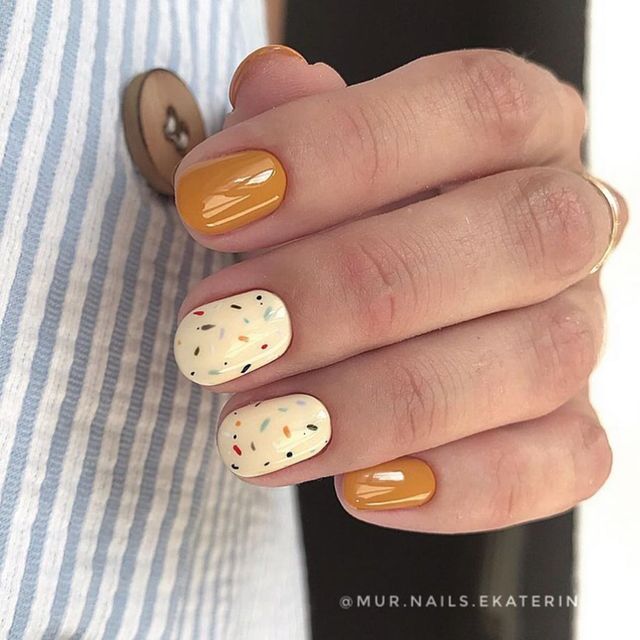 Манікюр на осінь 2025: модні ідеї дизайну на короткі і довгі нігті - фото 423822
