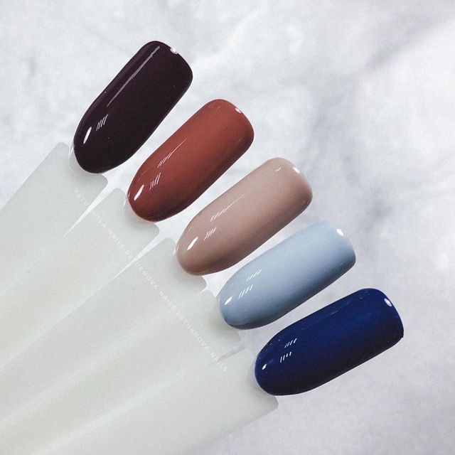 Манікюр на осінь 2025: модні ідеї дизайну на короткі і довгі нігті - фото 423825