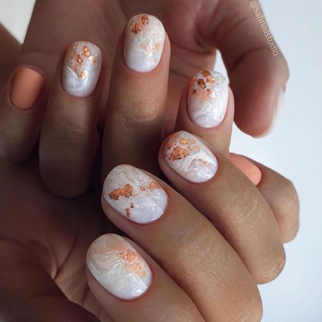 Манікюр на осінь 2025: модні ідеї дизайну на короткі і довгі нігті - фото 423828