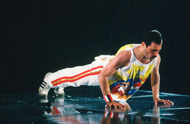 День народження Фредді Мерк'юрі: рідкісні кадри з життя легендарного музиканта - фото 423956