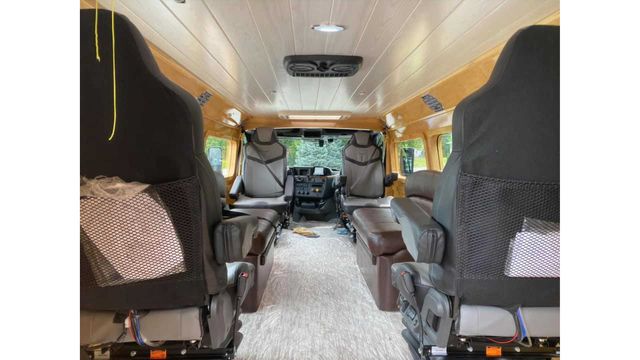 У мережі показали ідеальну вантажівку для серферів: її збирали 2000 годин - фото 423969