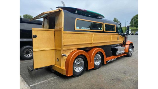 У мережі показали ідеальну вантажівку для серферів: її збирали 2000 годин - фото 423970