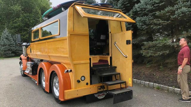 У мережі показали ідеальну вантажівку для серферів: її збирали 2000 годин - фото 423972