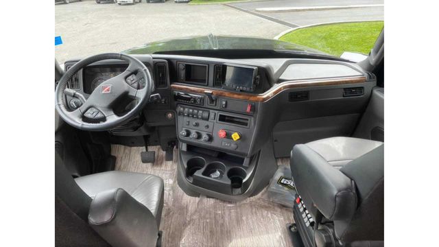 У мережі показали ідеальну вантажівку для серферів: її збирали 2000 годин - фото 423975