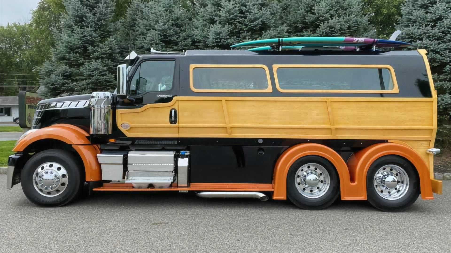 У мережі показали ідеальну вантажівку для серферів: її збирали 2000 годин