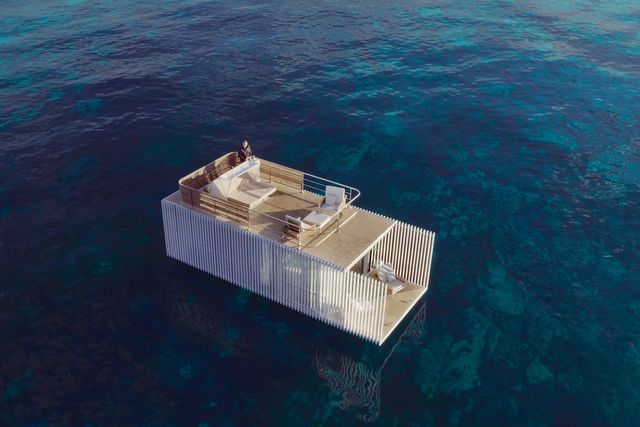 В Іспанії з'явився незвичайний готель на один номер: він плаває посеред моря - фото 424013