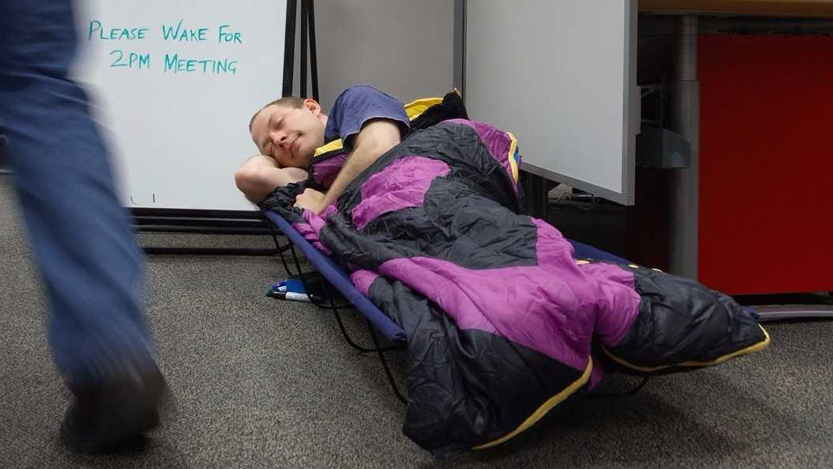 З'явилася вакансія, де треба спати на роботі дев'ять годин на день - фото 1