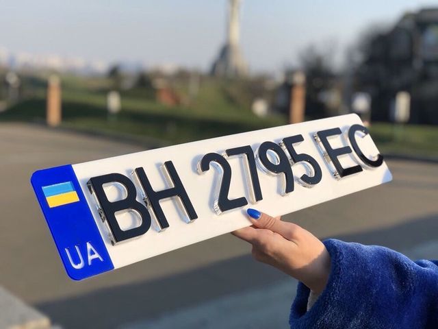Українських водіїв штрафуватимуть за модні ЗD номерні знаки: названі суми - фото 424069