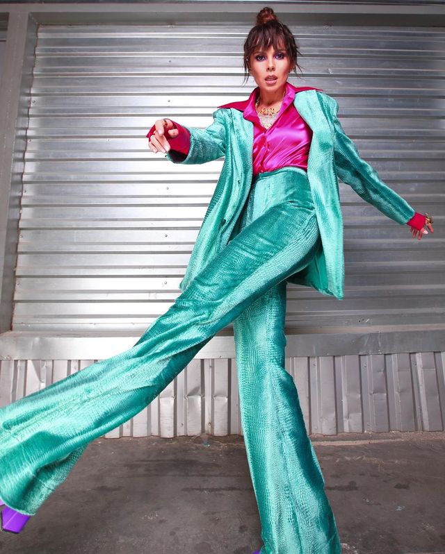 Металевий бюстгальтер та екстремальний розріз: Каменських розбурхала відвертими обрами - фото 424082