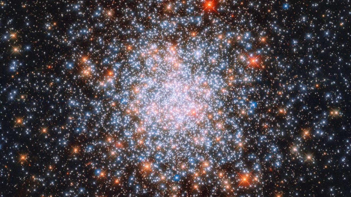Телескоп Hubble зняв унікальне кульове скупчення зірок: вражаючий кадр - фото 1