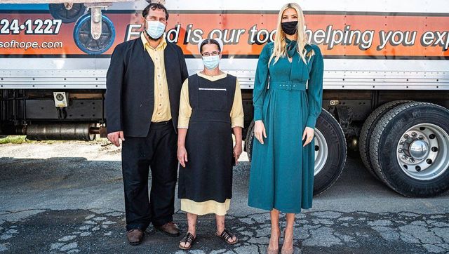 Іванка Трамп підкреслила фігуру смарагдовою сукнею з бантом-краваткою - фото 424318