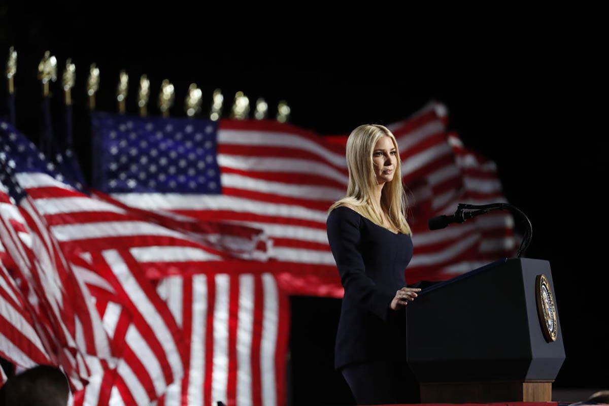 Іванка Трамп підкреслила фігуру смарагдовою сукнею з бантом-краваткою