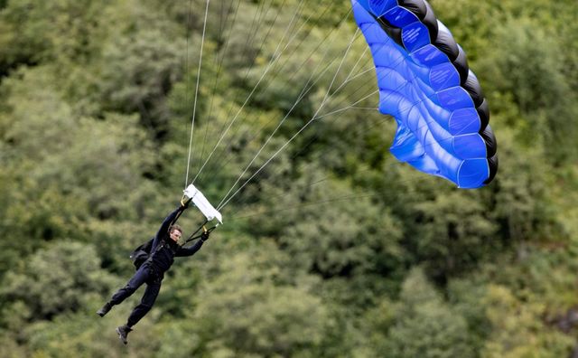 Том Круз розганяється на мотоциклі і летить у прірву: відео небезпечного трюку - фото 424372