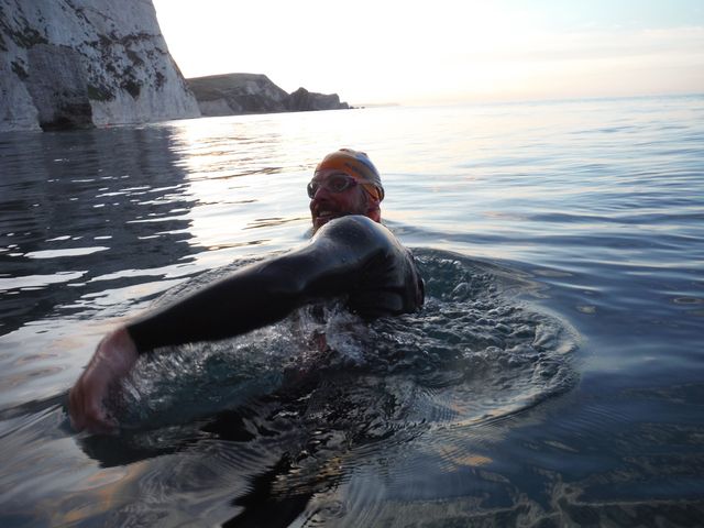 Британець проплив 160 кілометрів по океану, аби назбирати гроші на прибирання пляжів - фото 424414