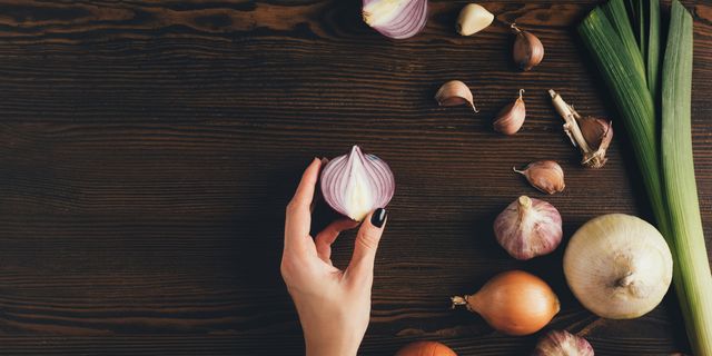 Як не плакати під час нарізання цибулі: перевірені методи - фото 424432